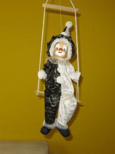 Porcelanowa lalka na huśtawce,pajac klaun,porcelan