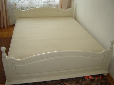 Łóżko z litego  drewna +materac  + dwe  szafki