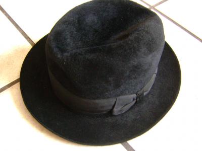 czarny kapelusz
