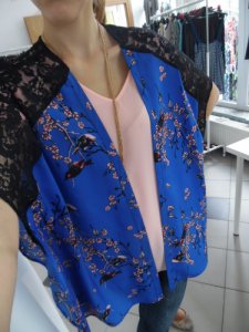 niebieskie kimono koronka kwiaty kardigan