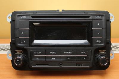 RADIO VW GOLF V JETTA TOURAN CD / USB / AUX / SD - 6020723128 - oficjalne  archiwum Allegro