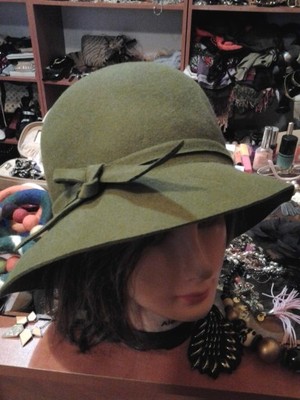 Piekny welniany kapelusz zielen z kokardka