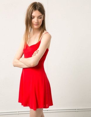 BERSHKA sukienka czerwona ROZKLOSZOWANA dekolt M - 6724745080 - oficjalne  archiwum Allegro