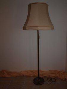 Ładna duża stojąca mosiężna lampa.***
