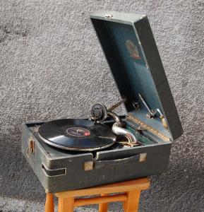 Przedwojenny sygnowany gramofon walizkowy ZOBACZ!