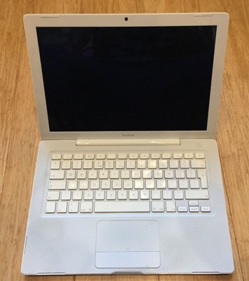 Biały MacBook 13'' uszkodzony