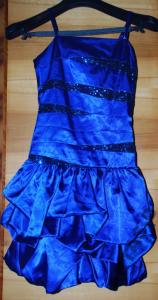 Niebieska sukienka idealna na wesele i inną okazje