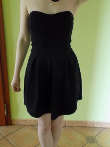 Czarna sukienka z odkrytymi ramionami Reserved