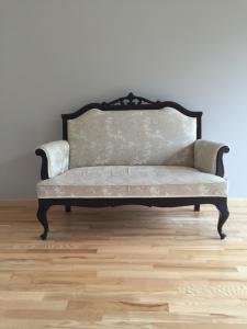 Piękna sofka lite drewno mahoń antyk