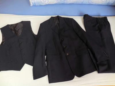 granatowy garnitur: marynarka, kamizelka, spodnie