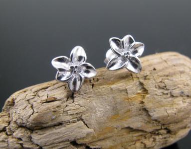 Subtelne srebrne kolczyki - kwiatuszki