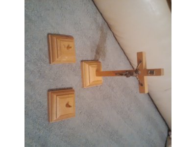 Krzyżyk i swieczniki drewniane