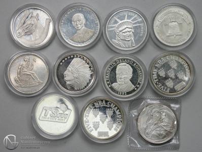 8996. USA srebrne monety lokacyjne (11 szt)