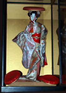 OGROMNA lalka Japonka, w kimonie, w jedwabiach