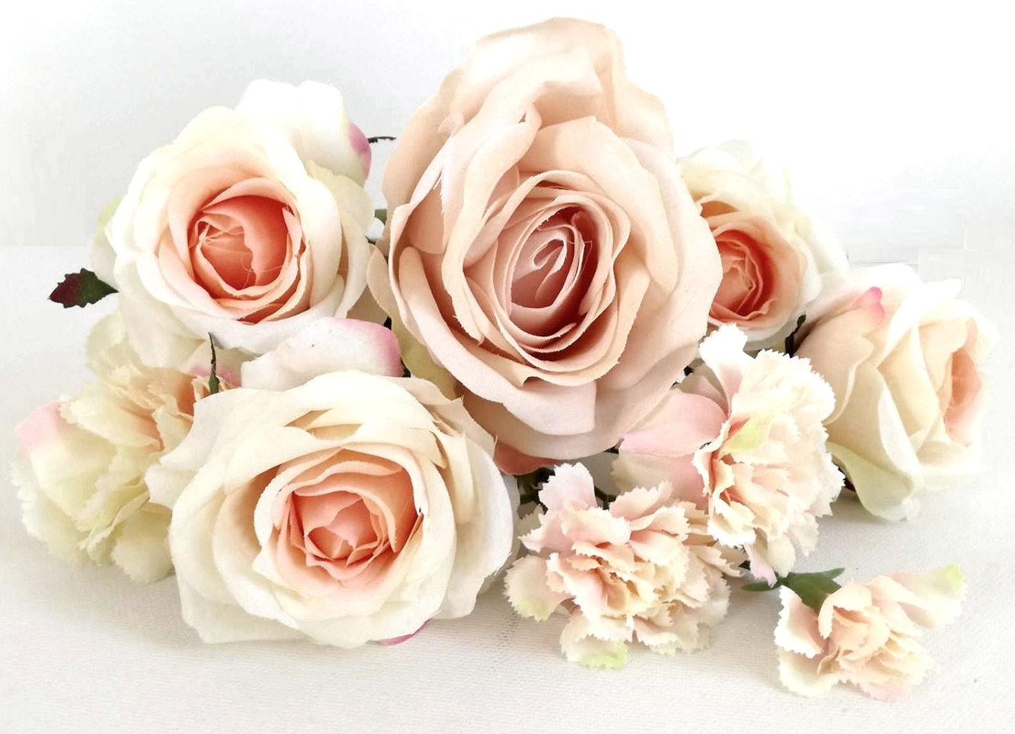 Dekoracja weselna baldachimu + bukiet róże 