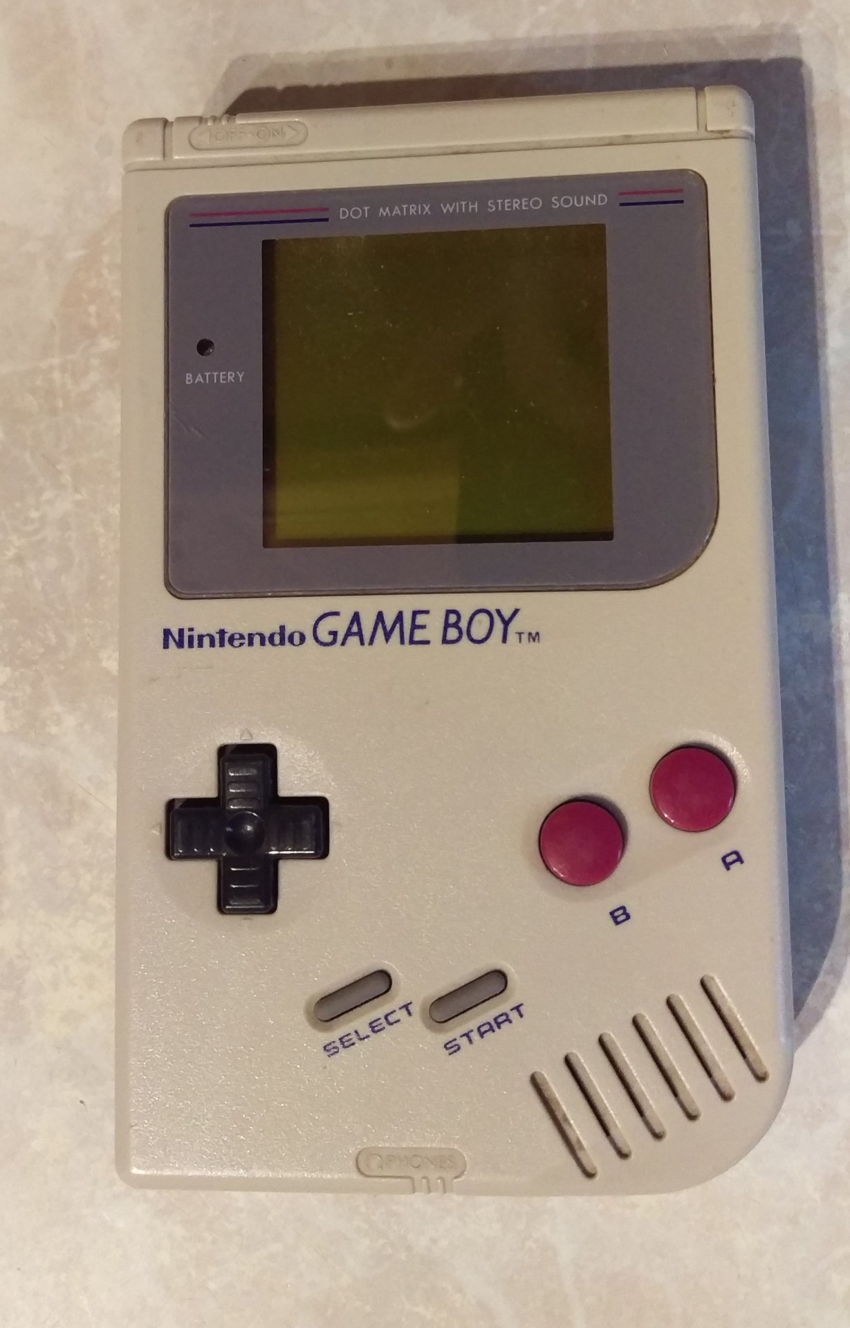 Game Boy Classic Model DMG-01 z grą Animaniacs.