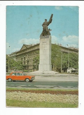 Warszawa pomnik Lotnika, samochód