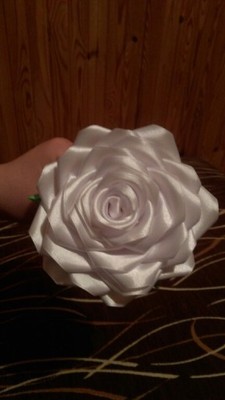 Róża ozdobna biała ręcznie wykonana ze wstążki
